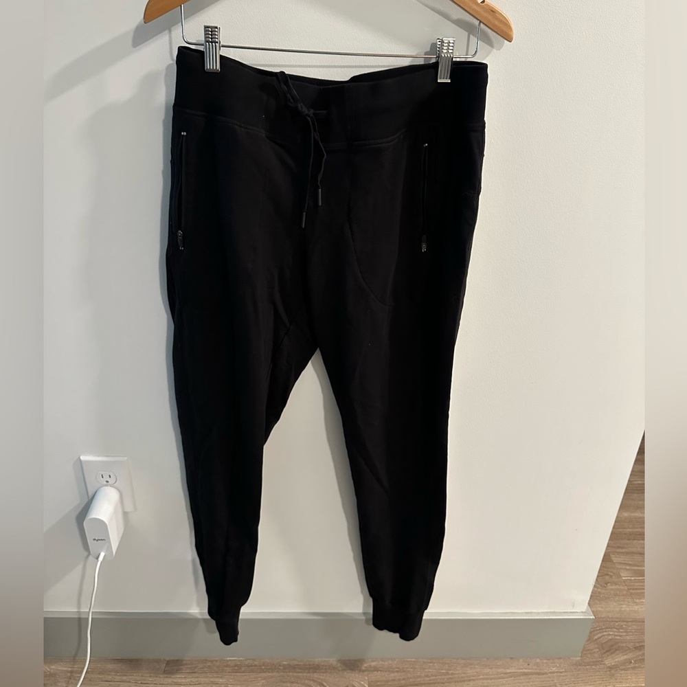 NWOT Zella Black Joggers w/ zippered pockets, size: M